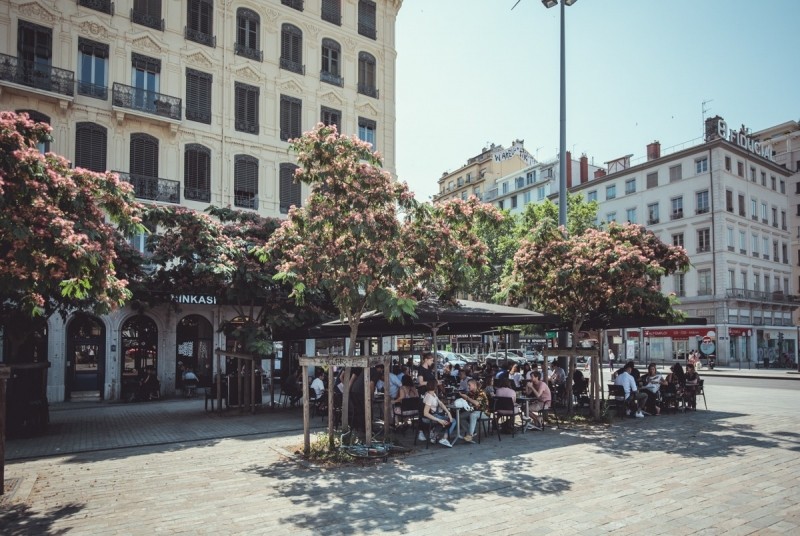 Une belle terrasse avec une vue sur les quais du Rhône et l'Hôtel Dieu