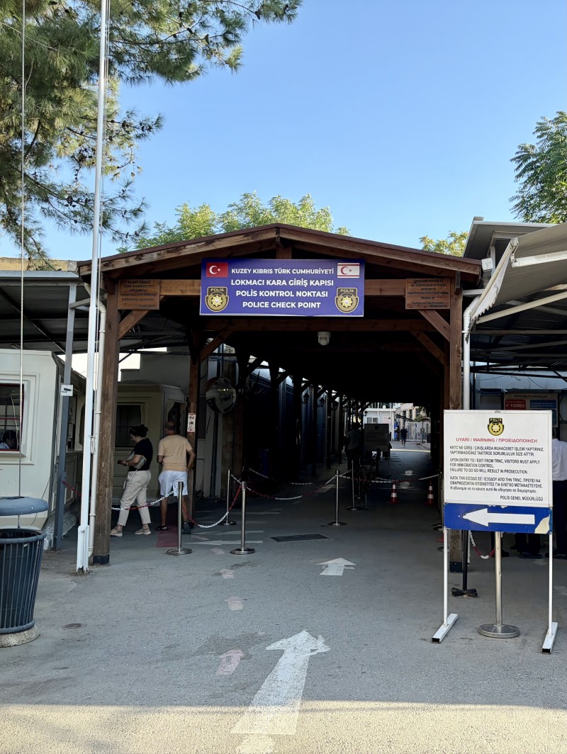 Le passage frontière pour piétons au milieu de la ville