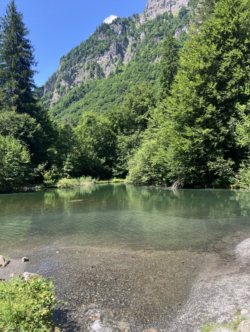 Petit lac au départ où les enfants les plus téméraires peuvent se baigner