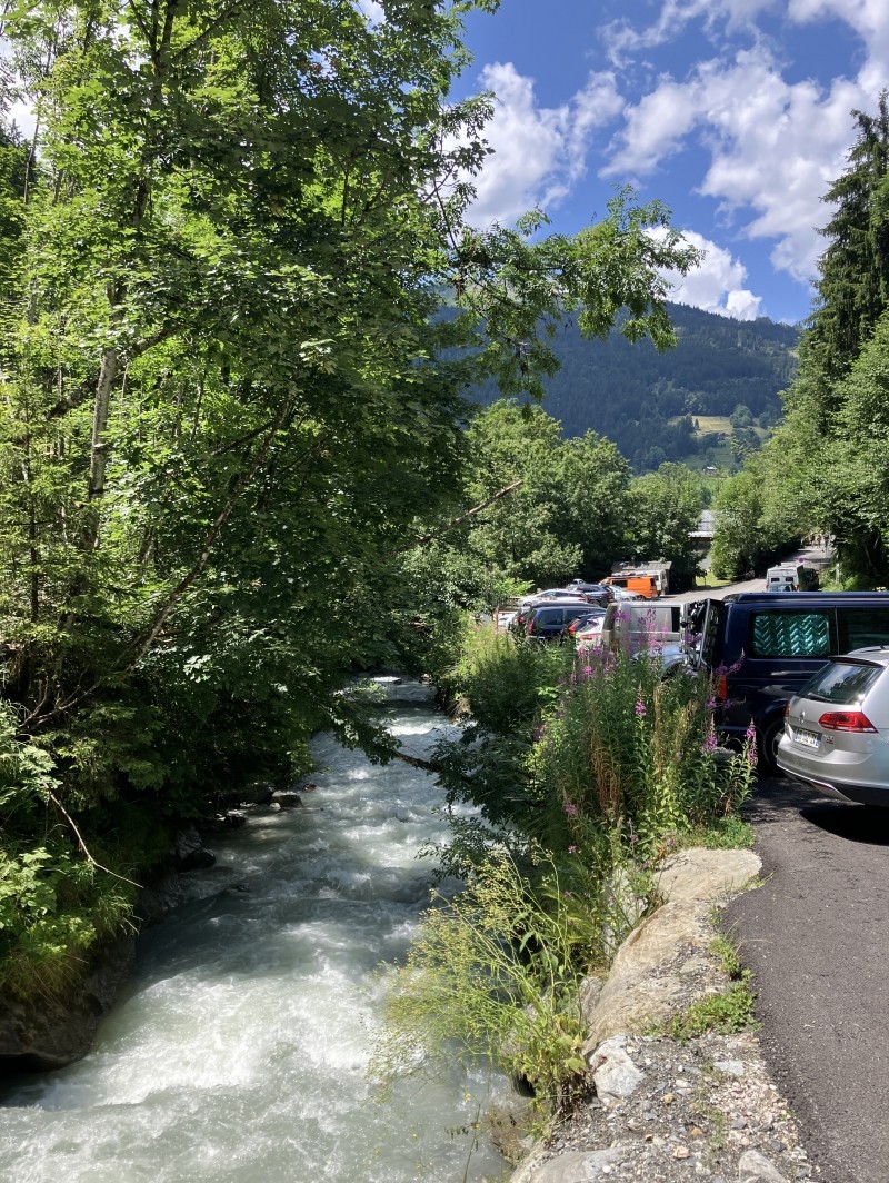 Le parking du Gruvaz au bord du torrent