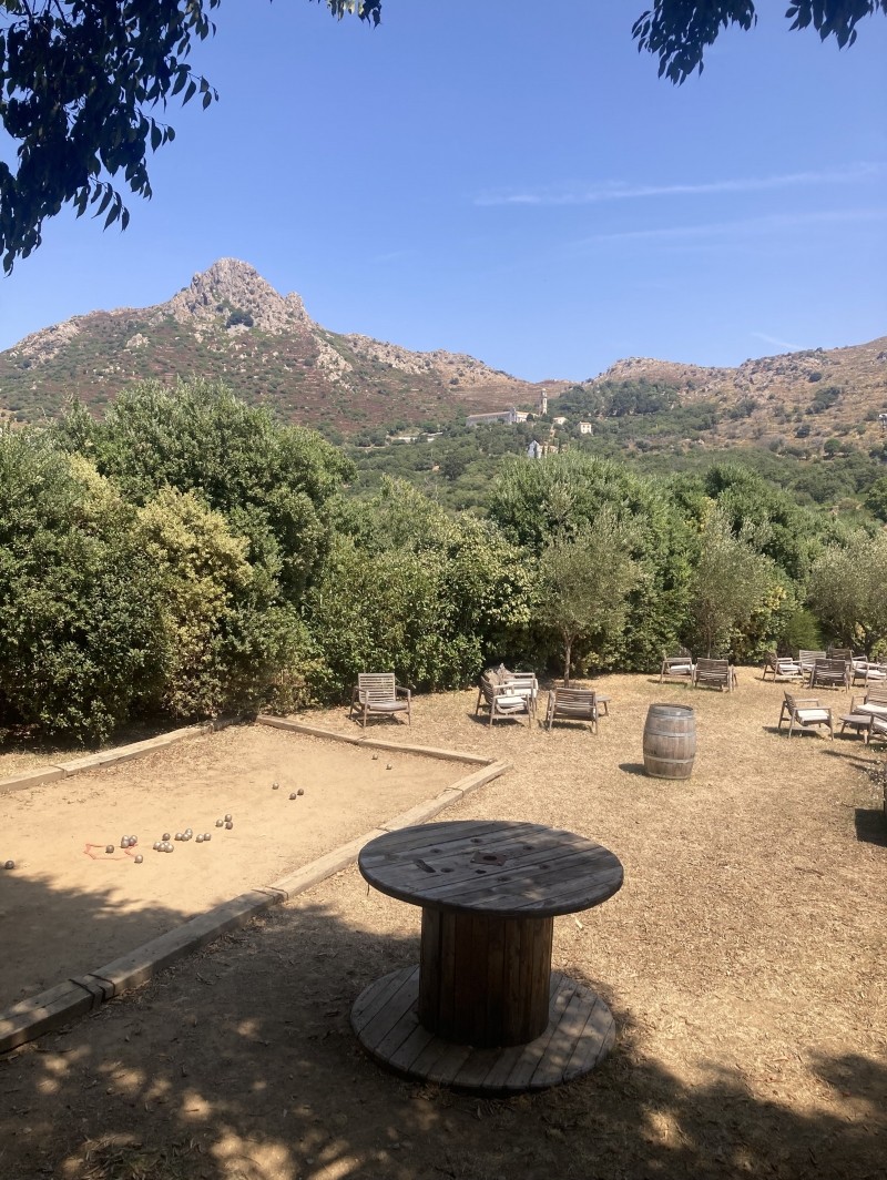 Le terrain de pétanque et la vue sur le couvent Saint-Dominique