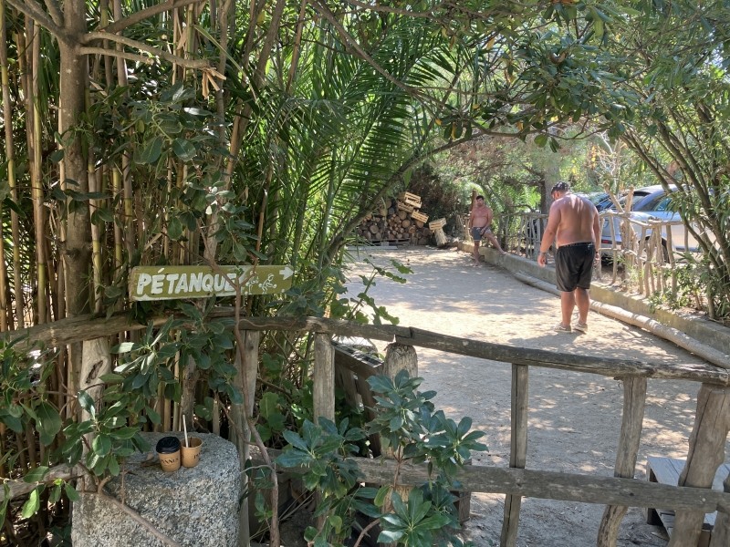 Le terrain de pétanque