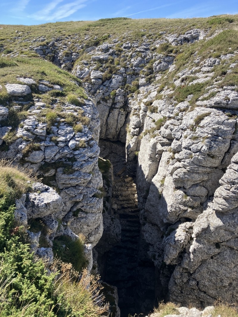 Un escalier sculpté dans une crevasse…