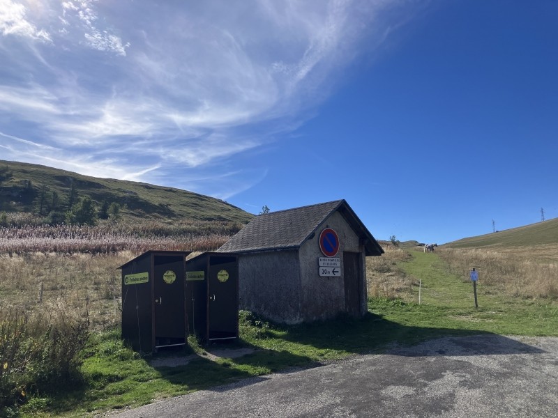 Des toilettes sèches sont à disposition au départ de la randonnée