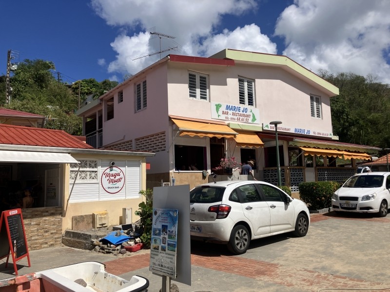 Des restaurants snack bordent la plage avec également des toilettes publiques