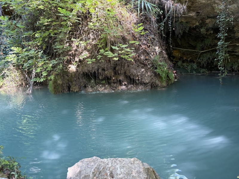 La petite cascade qui se déverse dans un bain laiteux dans une ambiance calme et paisible