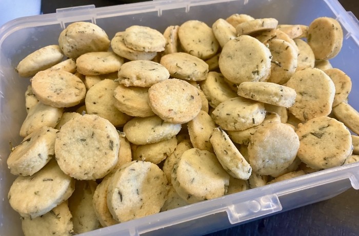 Sablés parmesan, thym et romarin