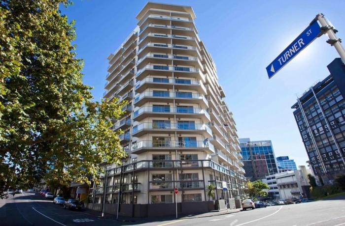 Bianco Off Queen Apartments