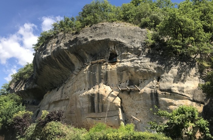 Les grottes du Roc de Cazelles