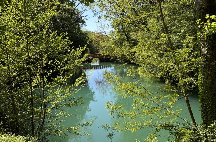 Le lac bleu et les ruines de Saint Germain